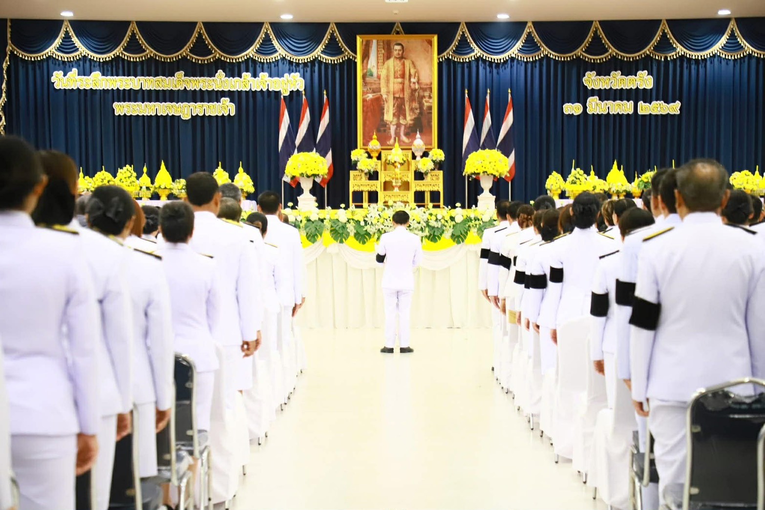 title - ส.ป.ก.ตรัง ร่วมประกอบพิธีวางพานพุ่มดอกไม้สด ถวายราชสักการะพระบรมสาทิสลักษณ์ พระบาทสมเด็จพระนั่งเกล้าเจ้าอยู่หัว พระมหาเจษฎาราชเจ้า รัชกาลที่ ๓ เนื่องในวันคล้ายวันพระราชสมภพ